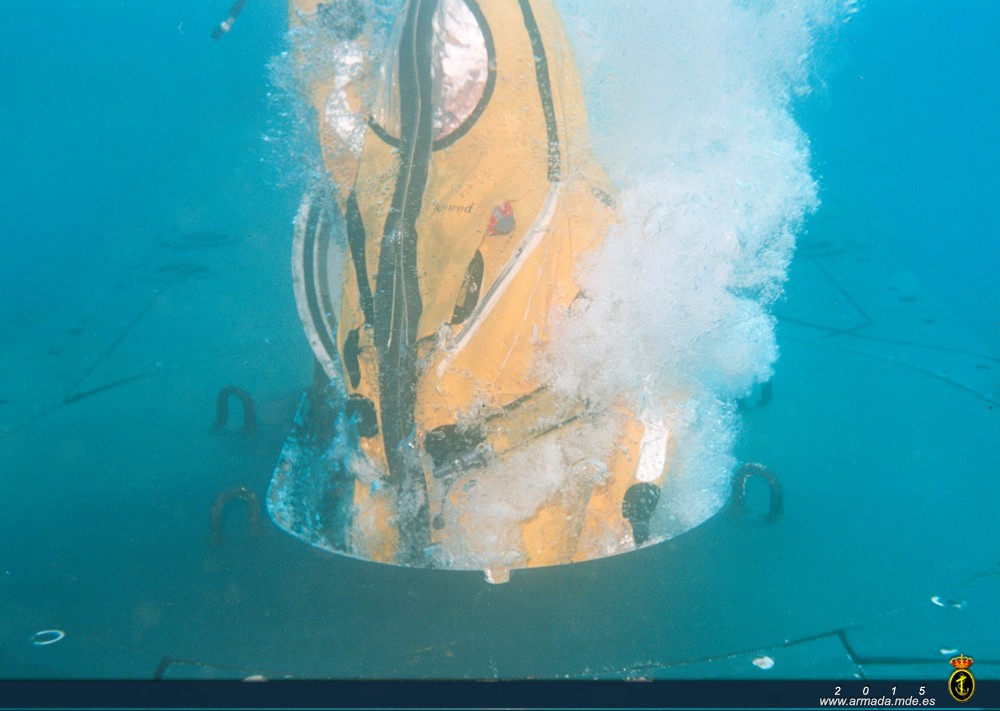 Año 2005.Ejercicio de escape desde un submarino, el escapado va equipado con un traje MK-8. El aire contenido en la capucha cerrada le permite respirar durante el ascenso